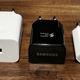 De izquierda a derecha, el cargador del Mate 20 (un poco más grande que el de un iPad), el cargador del Galaxy Note 9 y el de un iPhone.